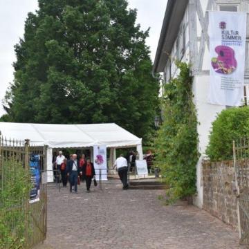 Eröffnungsveranstaltung des "KUSS" am 17. Juni 2017 - Das offene Eingangstor zum Gelände der Basilika lädt die Gäste zum Hereinkommen ein - Foto: Pressestelle des Odenwaldkreises