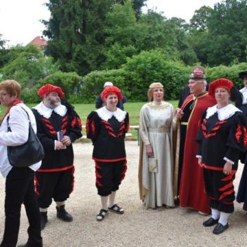 Eröffnungsveranstaltung des "KUSS" 2017 - Einhard und Imma mit ihrem Gefolge - Foto: Pressestelle des Odenwaldkreises