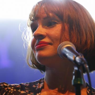 "Volk im Schloss" - Sängerin Lorna Thomas der Band "SKINNY LISTER" am 26. August 2017 - Foto: Thomas Goos / Blickwerk