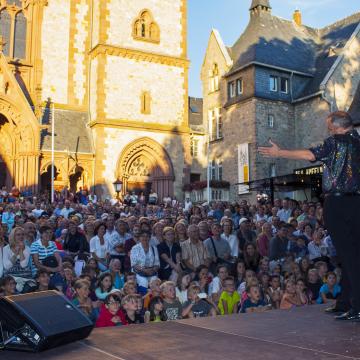 Straßentheater 2019 - Internationales Straßentheaterfestival „Gassensensationen“ - Veröffentlichung bitte nur mit dem Fotohinweis: © Stadt Heppenheim / Gassensensationen 2016 vor dem Kirchplatz