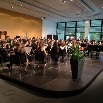 Gershwin meets Ravel - Elnara Ismailova, Klavier; Dirigent: Stefan Ottersbach; Universitätsorchester Gießen - am 2. Juli 2017 - Foto: Musikforum Seeheim Jugenheim