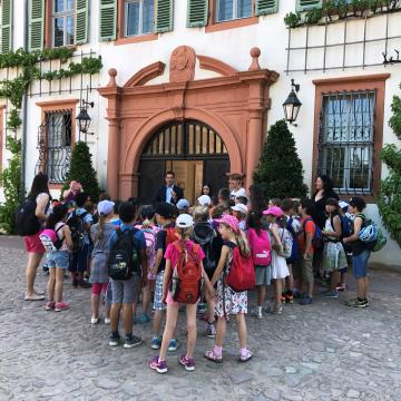 Marcel Subtil, Leiter des Fachbereichs Förderung des Ehrenamtes, Sport und Kultur beim Kreis Offenbach, begrüßt die Kinder zu spannenden Aktionen vor dem RegioMuseum Seligenstadt. - Foto: Kreis Offenbach