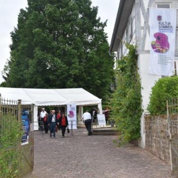 Eröffnungsveranstaltung des "KUSS" am 17. Juni 2017 - Das offene Eingangstor zum Gelände der Basilika lädt die Gäste zum Hereinkommen ein - Foto: Pressestelle des Odenwaldkreises
