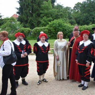 Eröffnungsveranstaltung des "KUSS" 2017 - Einhard und Imma mit ihrem Gefolge - Foto: Pressestelle des Odenwaldkreises