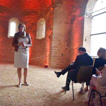 Eröffnungsveranstaltung des "KUSS" 2017 - Regierungspräsidentin Brigitte Lindscheid begrüßt die Gäste - Foto: Pressestelle des Odenwaldkreises