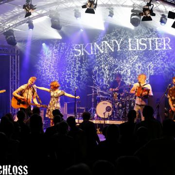 "Volk im Schloss" - Die Band "SKINNY LISTER" am 26. August 2017 - Foto: Thomas Goos / Blickwerk