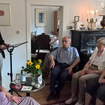 Literarisches Wohnzimmer: Horst Schäfer stellt den Schriftsteller und Dramatiker Bertolt Brecht vor. - Foto: Kathrin Hampf