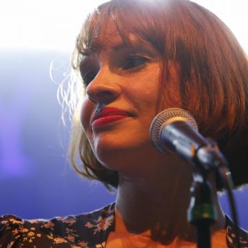 "Volk im Schloss" - Sängerin Lorna Thomas der Band "SKINNY LISTER" am 26. August 2017 - Foto: Thomas Goos / Blickwerk