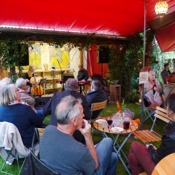 Kurt Adam Arnold empfängt seine Gäste mit Live-Musik und Snacks im Werkraum in der Illertstraße. - Foto: Kurt Adam Arnold