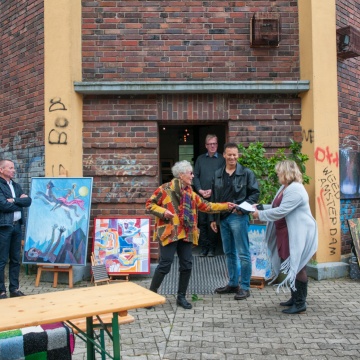 Das Freiluft-Atelier am Mörfelder Wasserturm wird durch Künstlergespräche belebt. - Foto: Brigitte Kosch